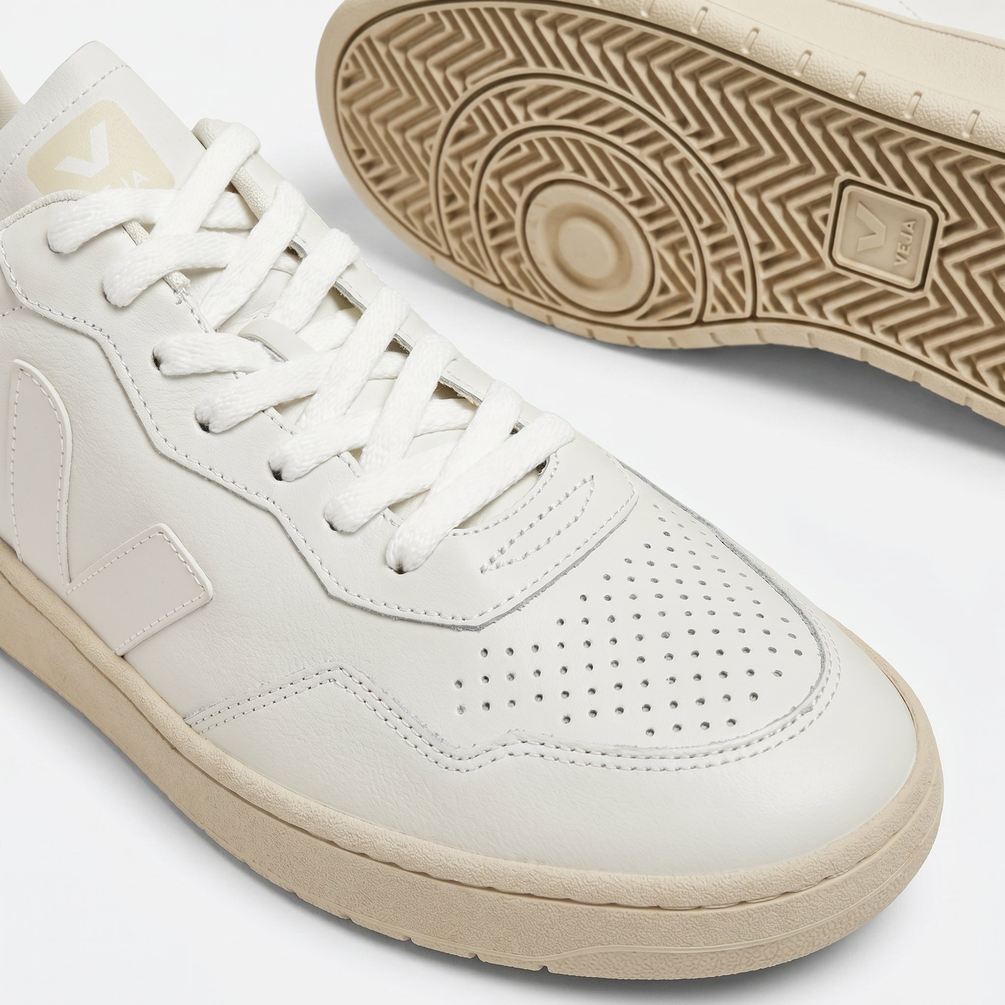 VEJA V-90 Organic Leather Sneaker